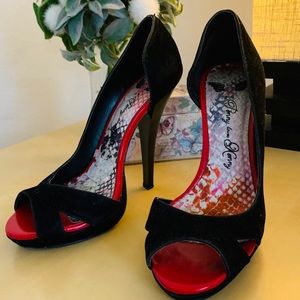 Penny loves Kenny black heels.